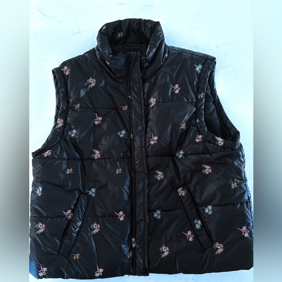 NWOT FDJ flower embroidered puffer vest. Size large - Picture 7 of 8